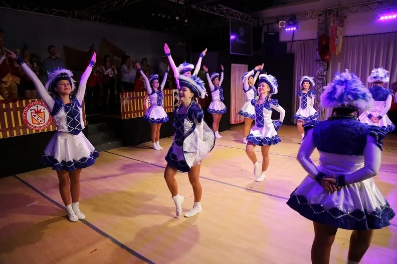 Die Funkengarde des TCC in blau-weißen Gardeuniformen beim Gardetanz