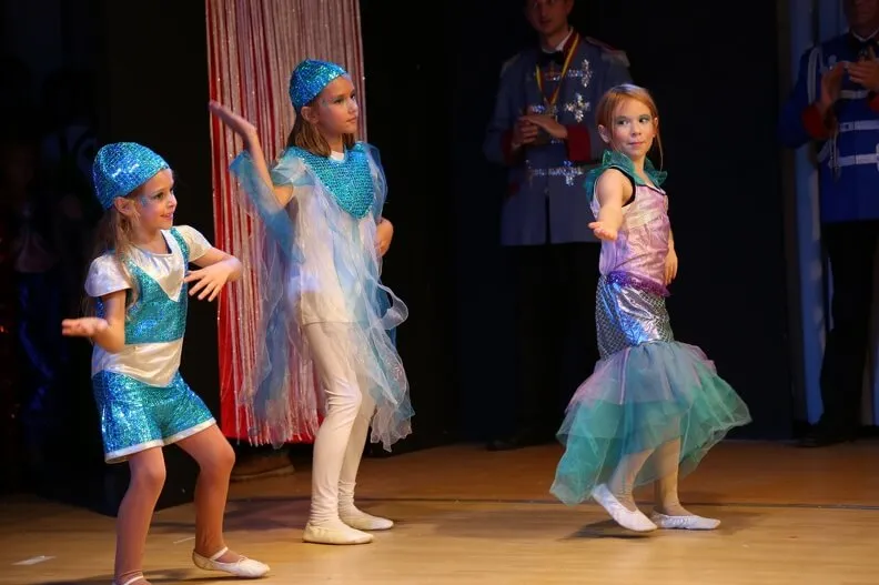 Tänzerinnen der Jugend des TCC in bunten Kostümen beim Schautanz